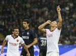 Jubel. 37-årige Francesco Totti (til højre)  scorede to af Romas tre mål i kampen mod Inter. 