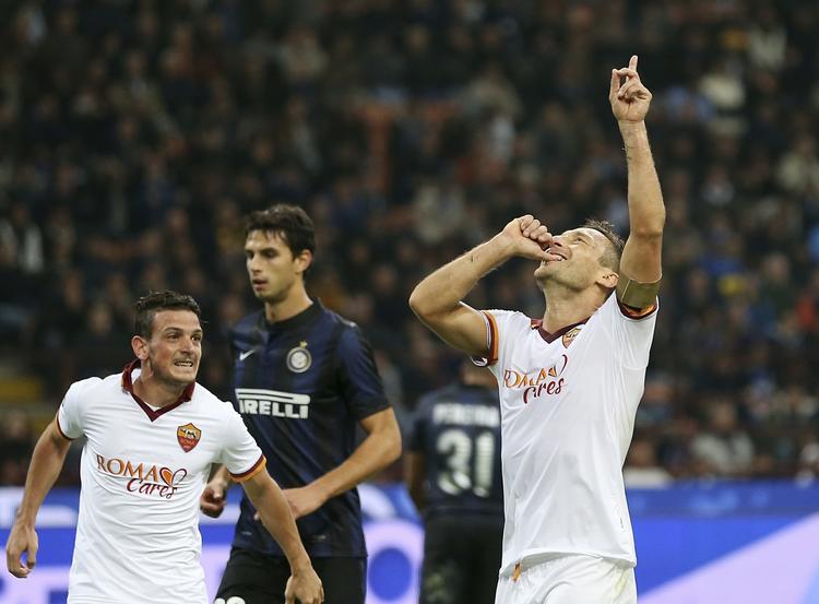 Jubel. 37-årige Francesco Totti (til højre)  scorede to af Romas tre mål i kampen mod Inter. 