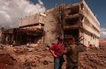 TERROR. Amerikansk marinesoldat og FBI-efterforsker foran den bomberamte ambassade i Tanzania i 1998. 