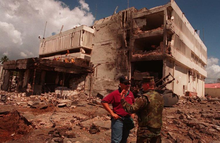 TERROR. Amerikansk marinesoldat og FBI-efterforsker foran den bomberamte ambassade i Tanzania i 1998. 
