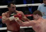 Slagudveksling. Trods Vladimir Klitschkos (t.v.) hårde slag blev Alexander Povetkin ved med at forsøge at kæmpe sig tilbage i den hårde kamp. 