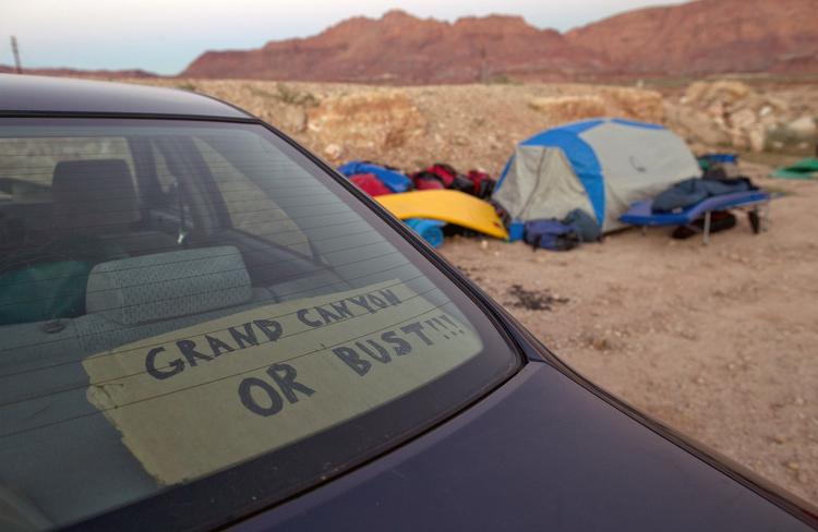 LUKKET. Turister overnatter ud for Grand Canyon, en af de nationalparker, der er lukket som følge af den statslige betalingsstandsning. De venter på, at parken atter åbnes for besøgende - men intet tyder på, at den politiske krise i Washington løser sig. 
