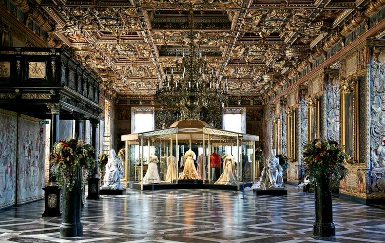 Tsarskatte. Salene på Frederiksborg Slot danner fine rammer om de kejserlige gallakjoler 