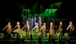 Paradenummer. Der er mere skrammel end guld i Folketeatrets jubilæumsshow som teater på hjul. Men skuespillerne gør en gæv indsats. 