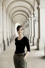 Krønikeskriver. Anne Lise Marstrand-Jørgensens speciale er stadig at skrive krøniker med hyppig  inddragelse af hovedpersonernes indre liv og originale, sanselige beskrivelser. 