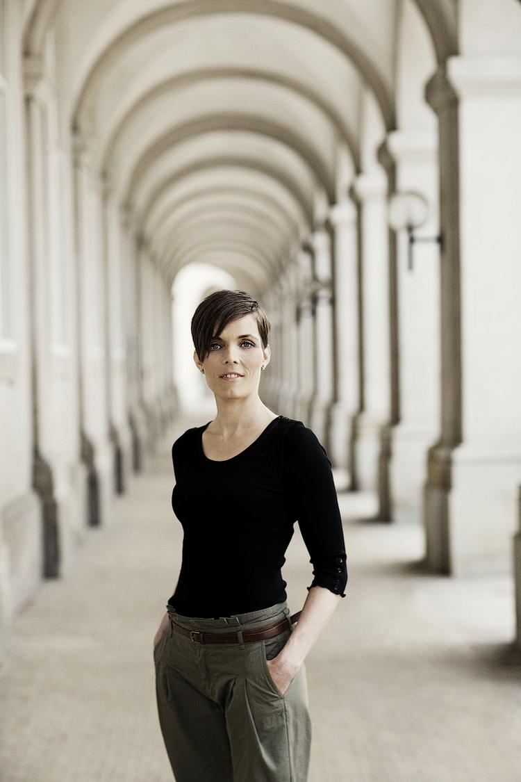 Krønikeskriver. Anne Lise Marstrand-Jørgensens speciale er stadig at skrive krøniker med hyppig  inddragelse af hovedpersonernes indre liv og originale, sanselige beskrivelser. 