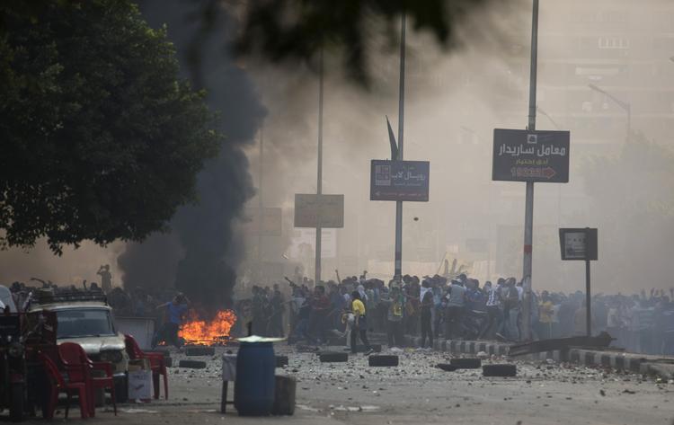 Sammenstød. Både tilhængere og modstandere af Egyptens afsatte præsident Mohamed Morsi er på gaden for at fejre 40-års dagen for krig mod Israel. 
