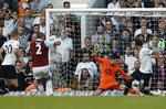 overraskelse. West Hams halvdansker, Winston Reid, scorer mod favoritterne fra Tottenham. 