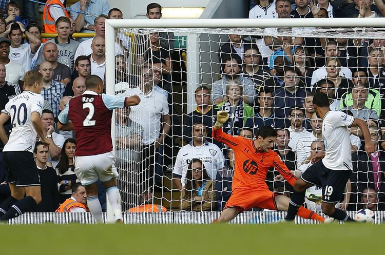 overraskelse. West Hams halvdansker, Winston Reid, scorer mod favoritterne fra Tottenham. 