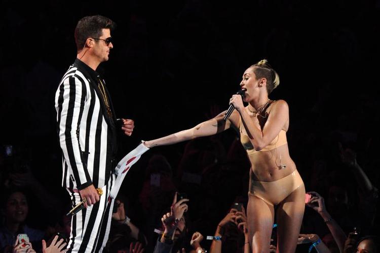 Skandale. Efter sin optræden med Robin Thicke ved MTV's VMA-show blev Miley Cyrus blandt meget andet bebrejdet for at ødelægge skumfingerens image. Måske til det bedre? 