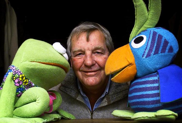 Historie. Kjeld Nørgaard fotograferet i 2001 mellem de elskede figurer Kaj og Andrea. 