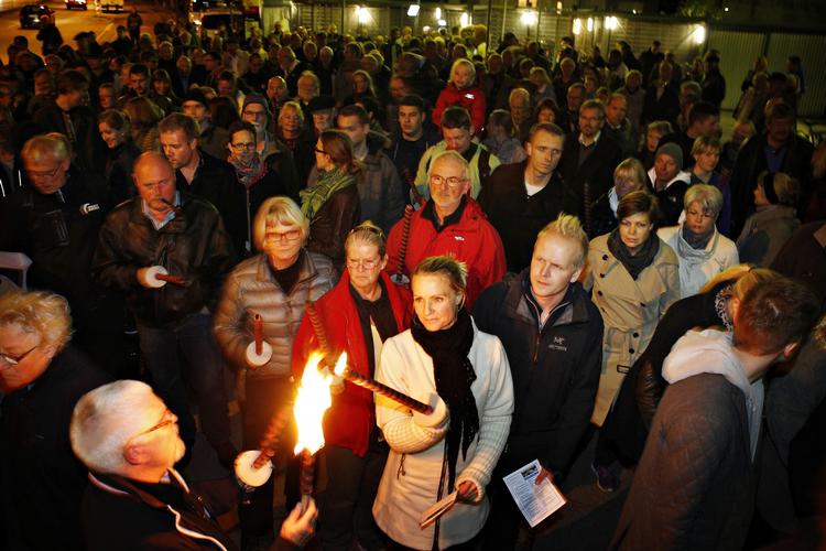 Fakkeltog. På billedet står Freddy Christiansen og tænder folks fakler. Han sidder i Vanløse lokaludvalg og har været med til at arrangere dagens fakkeltog. Han frygter som sådan ikke rockerne på vejen. Men han frygter deres fjender, der kan komme hvert øjeblik. Foto: 