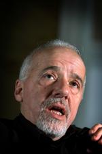 Debat. Den verdensberømte, brasilianske forfatter Paulo Coelho har trukket sig fra bogmessen i Frankfurt i protest mod racemæssig forskelsbehandling fra det basilianske udvalgs side. 