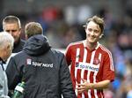 placerings-bonus. Rasmus Jönsson (th) bidrog med to scoringer stærkt til AaB's sejr i topopgøret mod Viborg i går. 