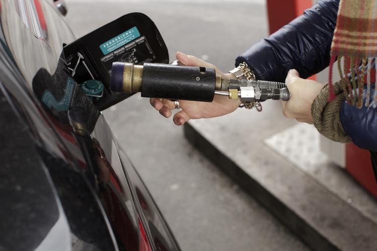 Sjældenhed. Der er langt mellem biler der tanker gas i Danmark - i resten af Europa buldrer gasbilerne frem. 