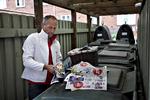 Flere. Mere sortering af affaldet kræver tømning og behandling af affald fra flere skrtaldecontainere, og det kommer til at koste. Henrik Mathiasen fra bestyrelsen i lejerforeningen Rødegård i København har ligesom de øvrige beboere flittigt sorteret. 