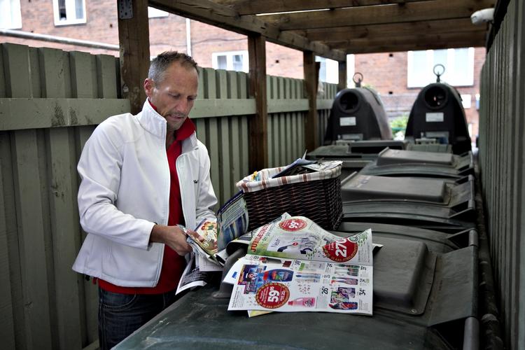 Flere. Mere sortering af affaldet kræver tømning og behandling af affald fra flere skrtaldecontainere, og det kommer til at koste. Henrik Mathiasen fra bestyrelsen i lejerforeningen Rødegård i København har ligesom de øvrige beboere flittigt sorteret. 