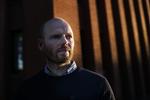 whistleblower. Hans Bøgesvang Riis sagde sit job i Arbejdsskadestyrelsen op i protest mod forholdene, som han siden skrev en kronik om i Politiken. Han siger nu, »så vidt jeg erindrer, stødte jeg aldrig på sager, hvor de gule fagforeninger bistod deres medlemmer i en sag«. 