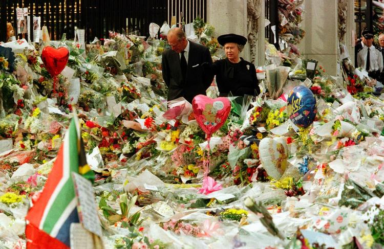 berømthed. Tidligere tiders helgener er blevet erstattet af nye forbilleder, skriver biskop Peter Skov-Jacobsen blandt andet. På billedet ses den britiske dronning Elizabeth og prins Philip en uge efter prinsesse Dianas død i august 1997 blandt de mange kondolencebreve og hyldestkort, som briterne sendte til kongehuset. 