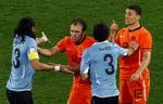kannibalen. Hollands Khalid Boulahrouz (th) i diskussion med Uruguay-spillere under semifinalen ved VM i Sydafrika 2010. 