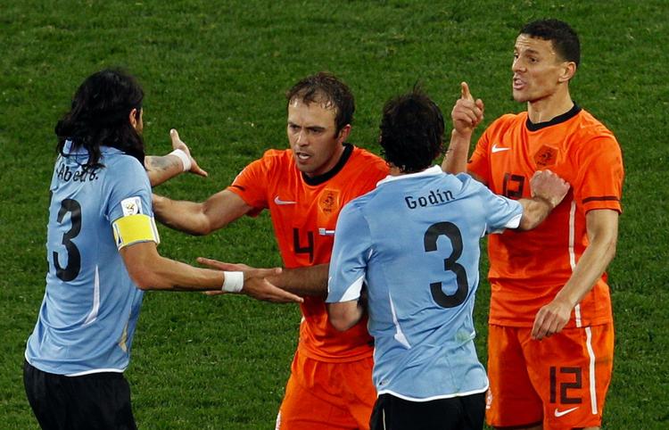 kannibalen. Hollands Khalid Boulahrouz (th) i diskussion med Uruguay-spillere under semifinalen ved VM i Sydafrika 2010. 