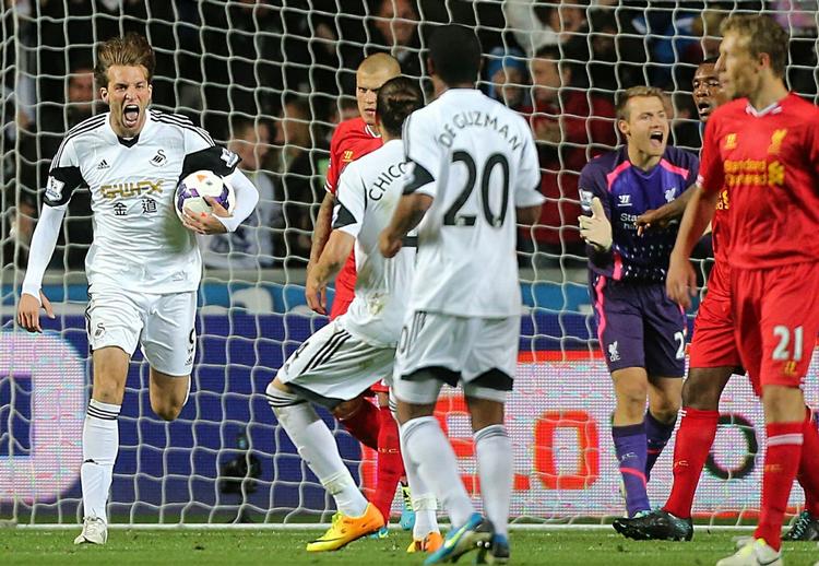 velspillet. Swanseas topscorer fra sidste sæson, Michu (tv), har udlignet til 2-2 i en tempofyldt og seværdig Premier League-kamp mod Liverpool. 