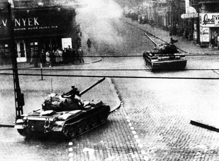 Alvor. Sovjet satte sine kampvogne i gaderne i Budapest for at knuse de oprørske ungarere. 