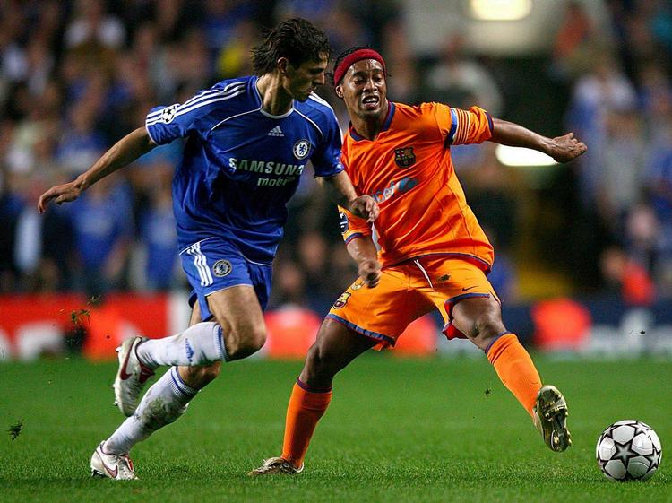 STJERNETRÆF. Blandt sine mange modstandere har Khalid Boulahrouz haft Ronaldinho, som han mødte i Chelseas Champions League-kamp mod Barcelona. 