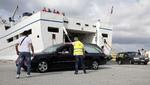 Ligvogne. Ligene, der bliver bjærget af de italienske dykkere, bliver fragtet med en færge fra havnen i Lampedusa. 