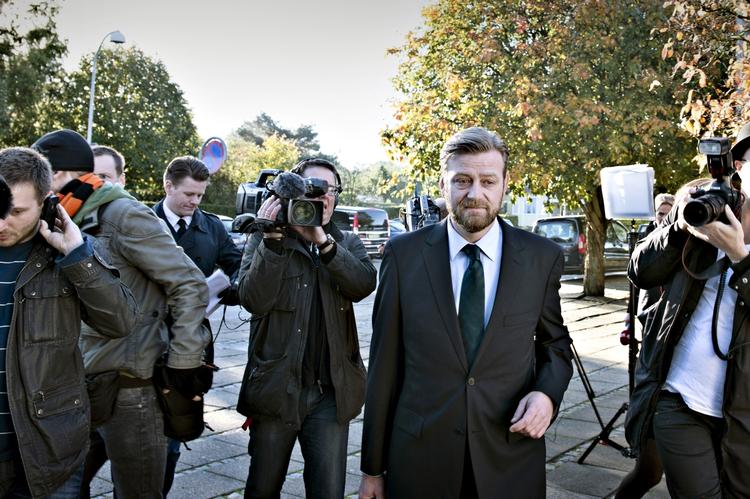 ENDELIG. Bisiddere i skattesagen, herunder Peter Arnfeldts advokat, Henrik Stagetorn, ser frem til, at kommissionen kan komme videre med sit arbejde. 