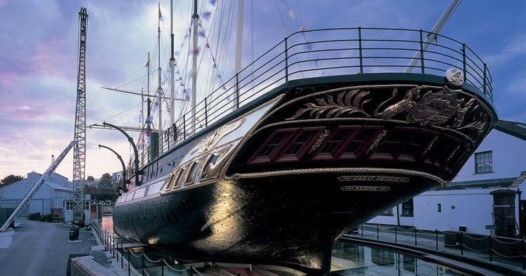 Krydstogt. SS Great Britain var det 19. århundredes svar på vore dages krydstogtskibe. Det var det første dampskib af jern, som krydsede Atlanten i 1845. 