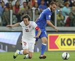 SKADET. I sidste måned var Daniele De Rossi (th.) med til at besejre Tjekkiet og sikre Italiens deltagelse i VM-slutrunden. 