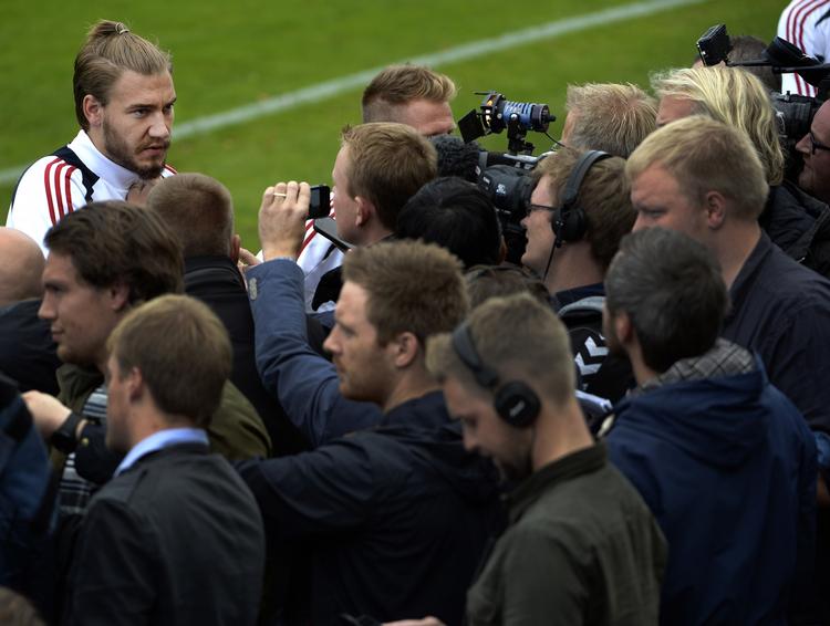eftertragtet. På VM-holdets første træning i Helsingør ville Nicklas Bendtner ikke svare på spørgsmål om Arsenal - kun om landsholdet. 