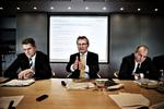 Ejendomsskatter. Kritiken hagler ned, efter Kammeradvokaten mandag fremlagde resultatet af undersøgelsen omkring Skats ejendomsvurderinger. Her ses Kammeradvokatens Steffen Sværke(i midten), samt kollega Kim Lundgaard Hansen og departementschef Jens Brøchner. 