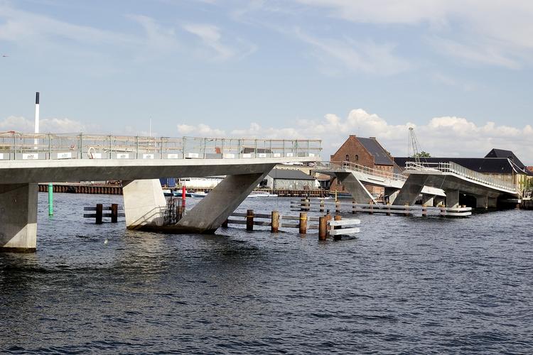 Afklaring. Københavns Kommune undgår en ny udbudsrunde og kan forhandle direkte med entreprenører, der kan færdigbygge bl.a. Inderhavnsbroen. 