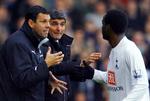 'Englænder'. Gus Poyet (tv) kom til Premier League i 1997, da han skiftede fra spanske Zaragoza til Chelsea. Den aktive karriere sluttede i Tottenham i 2004, hvorefter sydamerikaneren gik trænervejen og havde assistentjobs i Swindon, Leeds og Tottenham. 