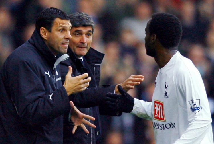 'Englænder'. Gus Poyet (tv) kom til Premier League i 1997, da han skiftede fra spanske Zaragoza til Chelsea. Den aktive karriere sluttede i Tottenham i 2004, hvorefter sydamerikaneren gik trænervejen og havde assistentjobs i Swindon, Leeds og Tottenham. 