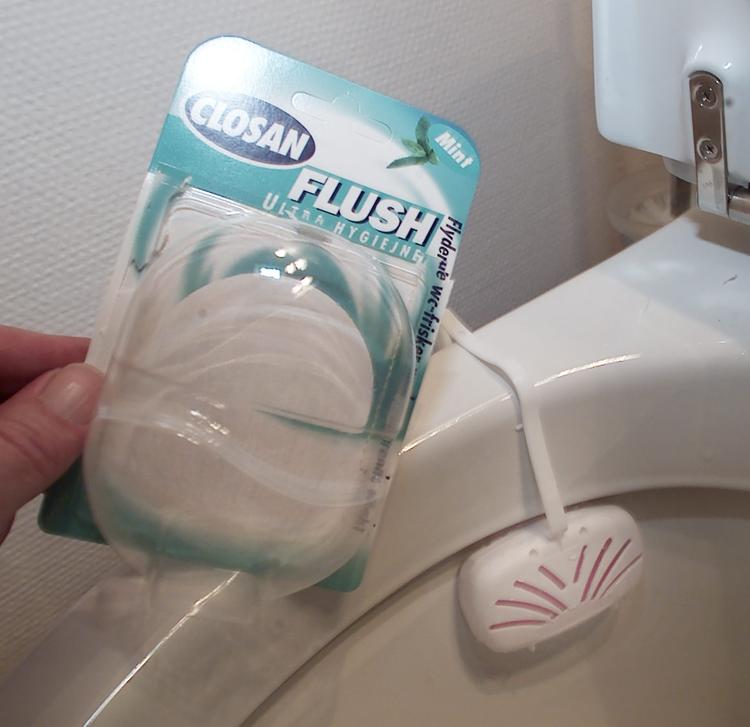 KEMIKALIER. Toiletduft kan få vandprisen til at stige, fordi de indeholder så meget kemi, at spildevandsslammet efterfølgende ikke kan sælges som gødning. 