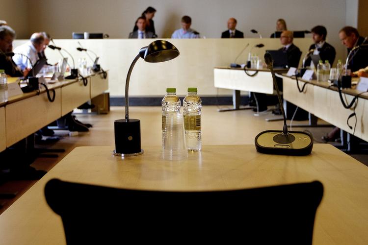 Skattesagskommissionen har afhørt en række vidner i en tidligere retssal i Søborg. I dag får vidnerne lov til at se indholdet af et anonymt brev til kommissionen. 