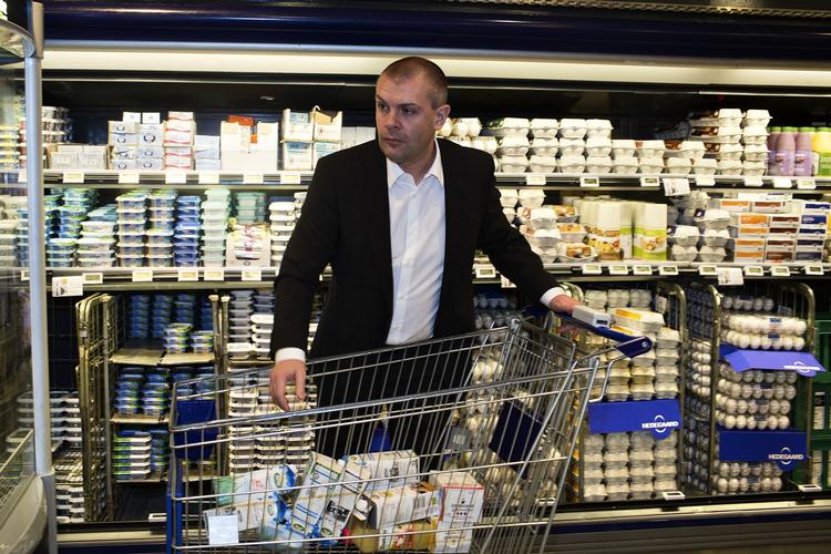 opfordring. Hvis finansminister Bjarne Corydon fremrykker de skattelettelser, som ellers først skal være fuldt indfasede i 2020, så vil danskerne have flere penge at købe ind for, og det vil sparke mere gang i økonomien, lyder budskabet fra de økonomiske vismænd. 