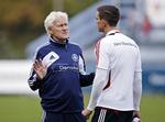 forberedt. Landstræner Morten Olsen (tv) konferer under træningen før kampen mod Italien med sin højre hånd på banen, anfører Daniel Agger. 