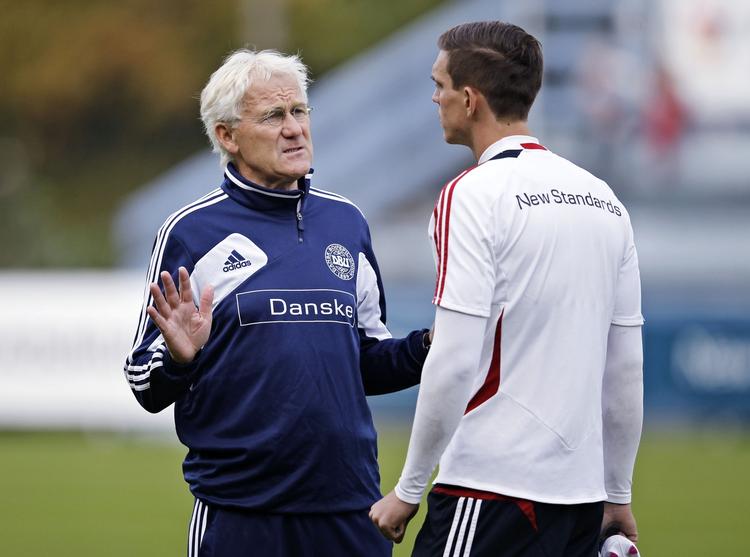 forberedt. Landstræner Morten Olsen (tv) konferer under træningen før kampen mod Italien med sin højre hånd på banen, anfører Daniel Agger. 