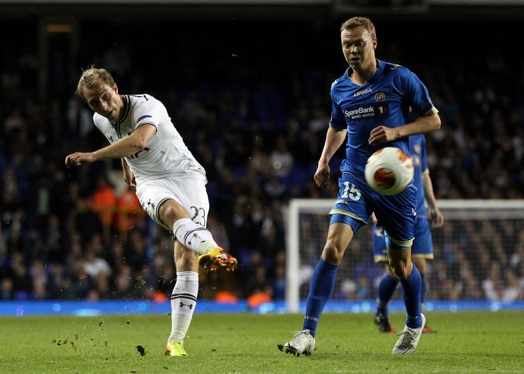 hæder. Christian Eriksen (tv) fyrer af og scorer sit første mål for Tottenham i Europa League-kampen mod Tromsø. 