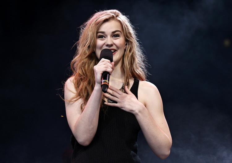 Arvtager. Emmelie de Forest vandt både det nationale og det internationale grandprix tidligere på året. Nu begynder jagten på hendes efterfølger. Med mindre hun da selv stiller op igen - ligesom tyske Lena Meyer-Landrut, der forsvarede sin titel fra 2010 året efter. 