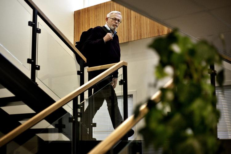 SENIORJOBBER. Hvis man er tilmeldt efterlønsordningen og samtidig mister retten til dagpenge de sidste fem år inden efterlønnen, har man ret til et seniorjob. 