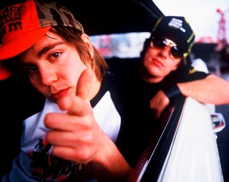 Rødder. Duoen skrev glimrende sange og raptekster, men i længden kan man ikke foregive at være skaterdreng fra Californien, når man er en arbejderklasserod fra Skotland. 