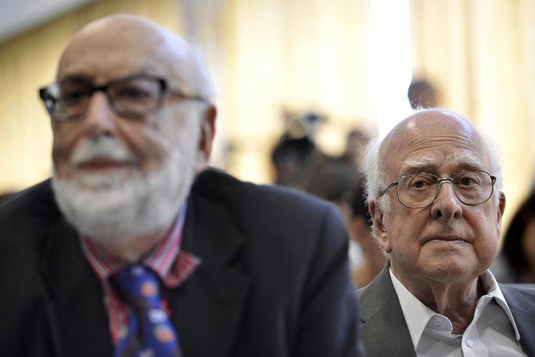 Vinderne.  Britiske Peter Higgs (til højre) får nobelprisen i fysik 2013 sammen med belgieren. Francois Englert 