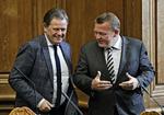 arbejdsvillig. »Jeg bliver lidt harm, når Venstres formand Lars Løkke Rasmussen taler dårligt om Danmark og danskerne«, skriver Jesper Petersen blandt andet. Her er Lars Barfoed (K) og Venstres formand Lars Løkke Rasmussen til spørgetime i Folketinget. 