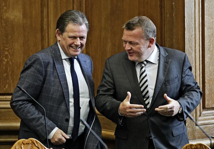 arbejdsvillig. »Jeg bliver lidt harm, når Venstres formand Lars Løkke Rasmussen taler dårligt om Danmark og danskerne«, skriver Jesper Petersen blandt andet. Her er Lars Barfoed (K) og Venstres formand Lars Løkke Rasmussen til spørgetime i Folketinget. 