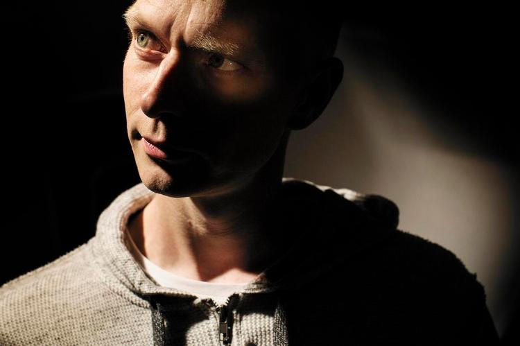 Heltefar. Forfatteren Kenneth Bøgh Andersen er godt tilfreds med den måde, hans Antboy er blevet omsat til film på, både fordi den er udtryk for noget nyt i dansk børnefilm, og fordi den tager sin målgruppe alvorligt. 